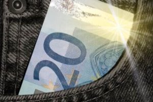 Banknot wystający z kieszeni spodni