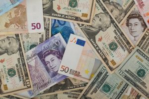 banknoty w różnych walutach