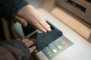 Wypłacanie pieniędzy z bankomatu