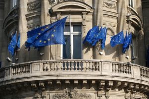 flagi unii europejskiej powiewające przy budynku