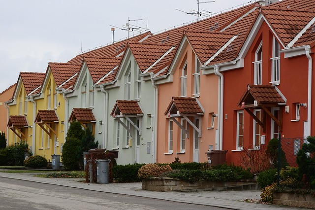Kolorowe domki szeregowe