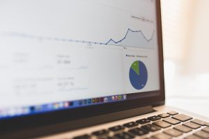 Laptop wyświetlający wykres i dane finansowe na ekranie
