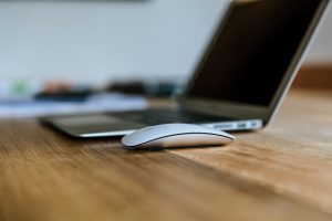 Laptop i myszka komputerowa
