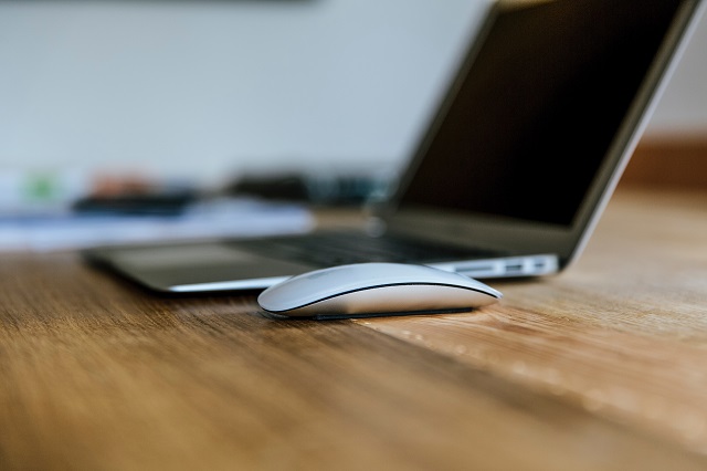 Laptop i myszka komputerowa