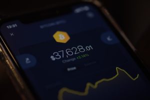 Na telefonie widnieje informacja o wartości Bitcoina
