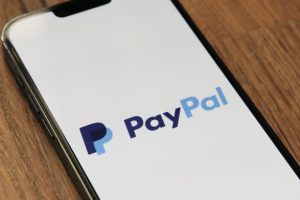 Aplikacja PayPal na telefonie