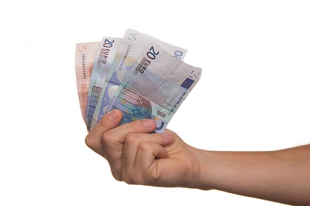 ręka z pieniędzmi