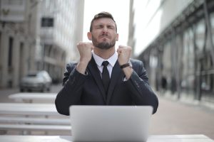 uszczęśliwiony mężczyzna przed komputerem